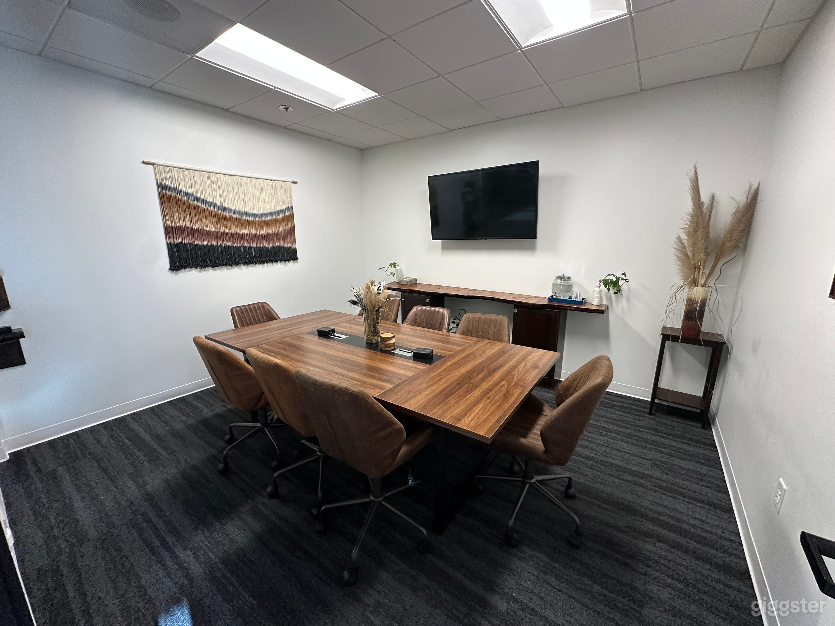 Modern Conference room in coworking space Photo 1