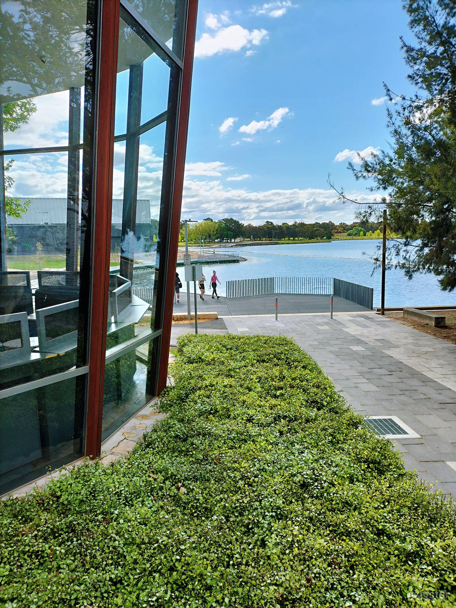 Fantastic Waterfront Modern Bar in Belconnen  Photo 4