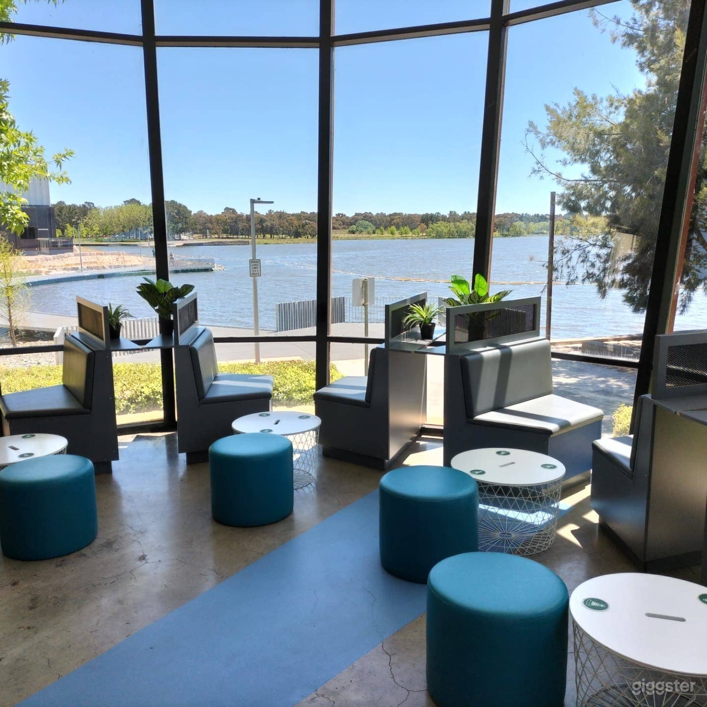 Fantastic Waterfront Modern Bar in Belconnen  Photo 2