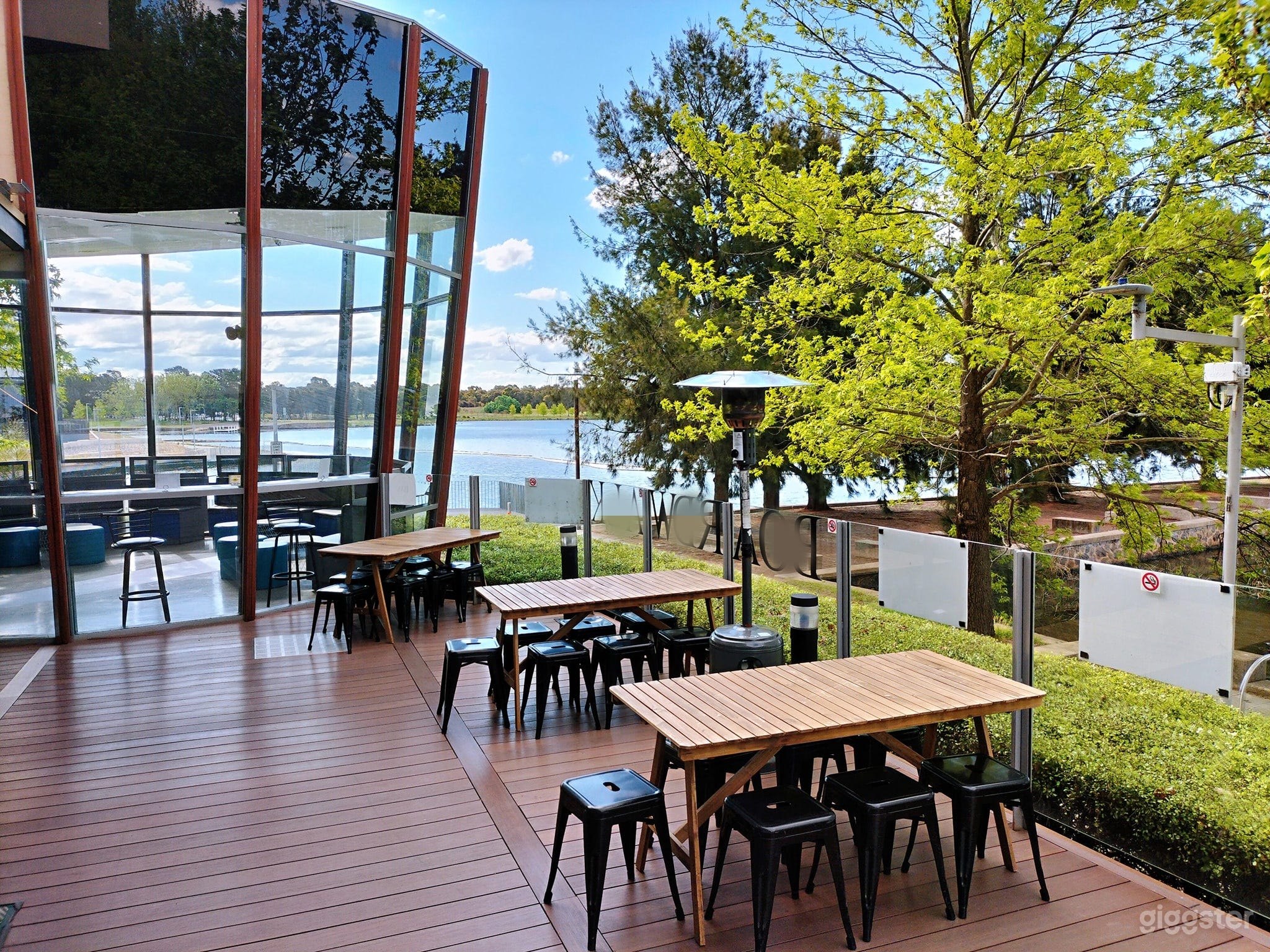 Fantastic Waterfront Modern Bar in Belconnen  Photo 1
