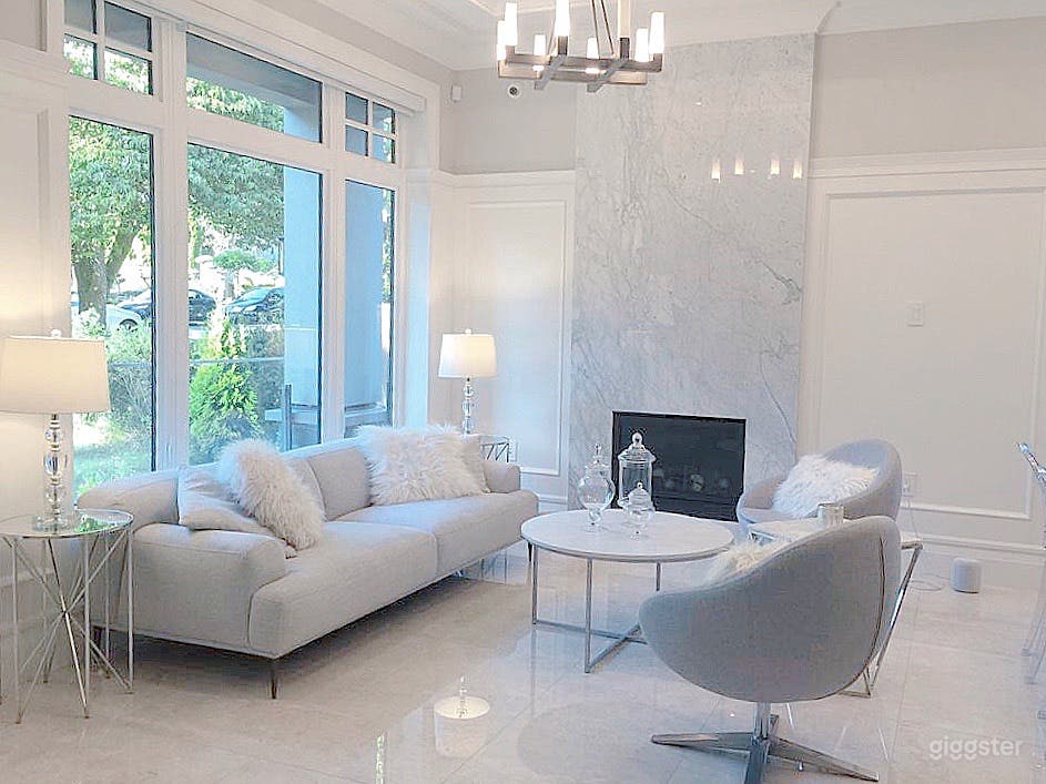 Multi Use Westside New Designer House Photo 1