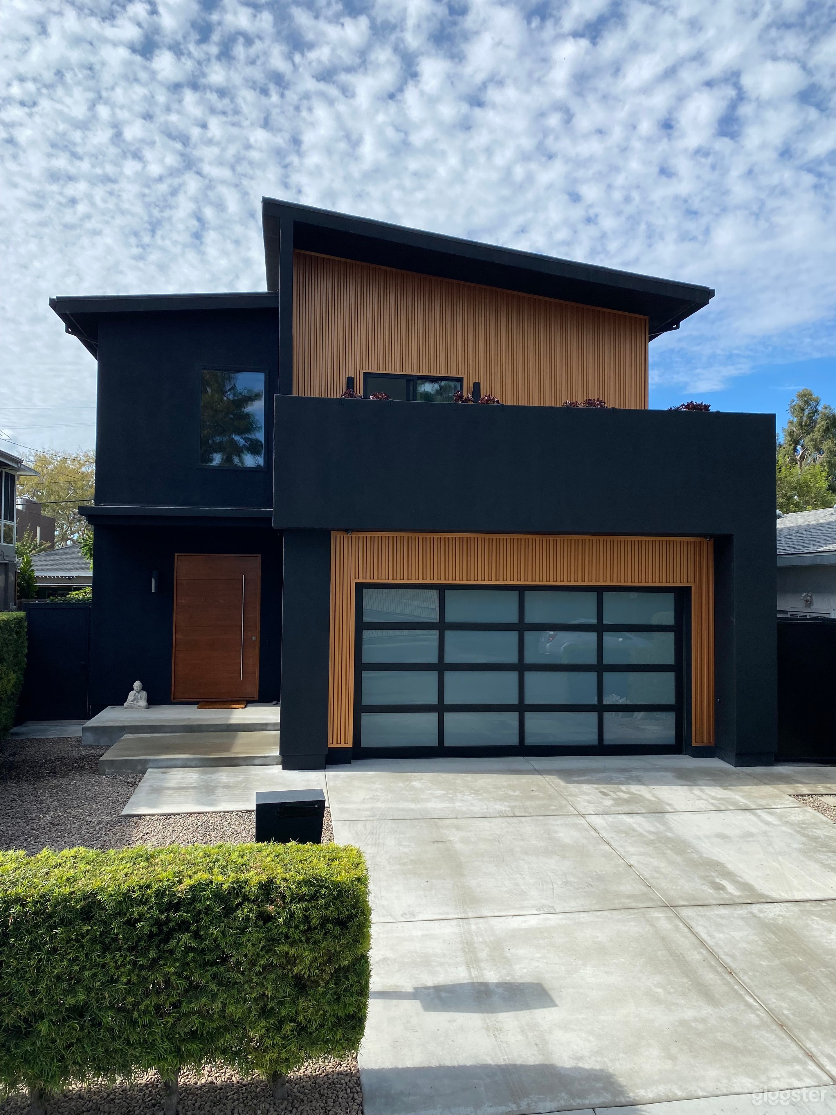 Modern Industrial residence with Pool Photo 2