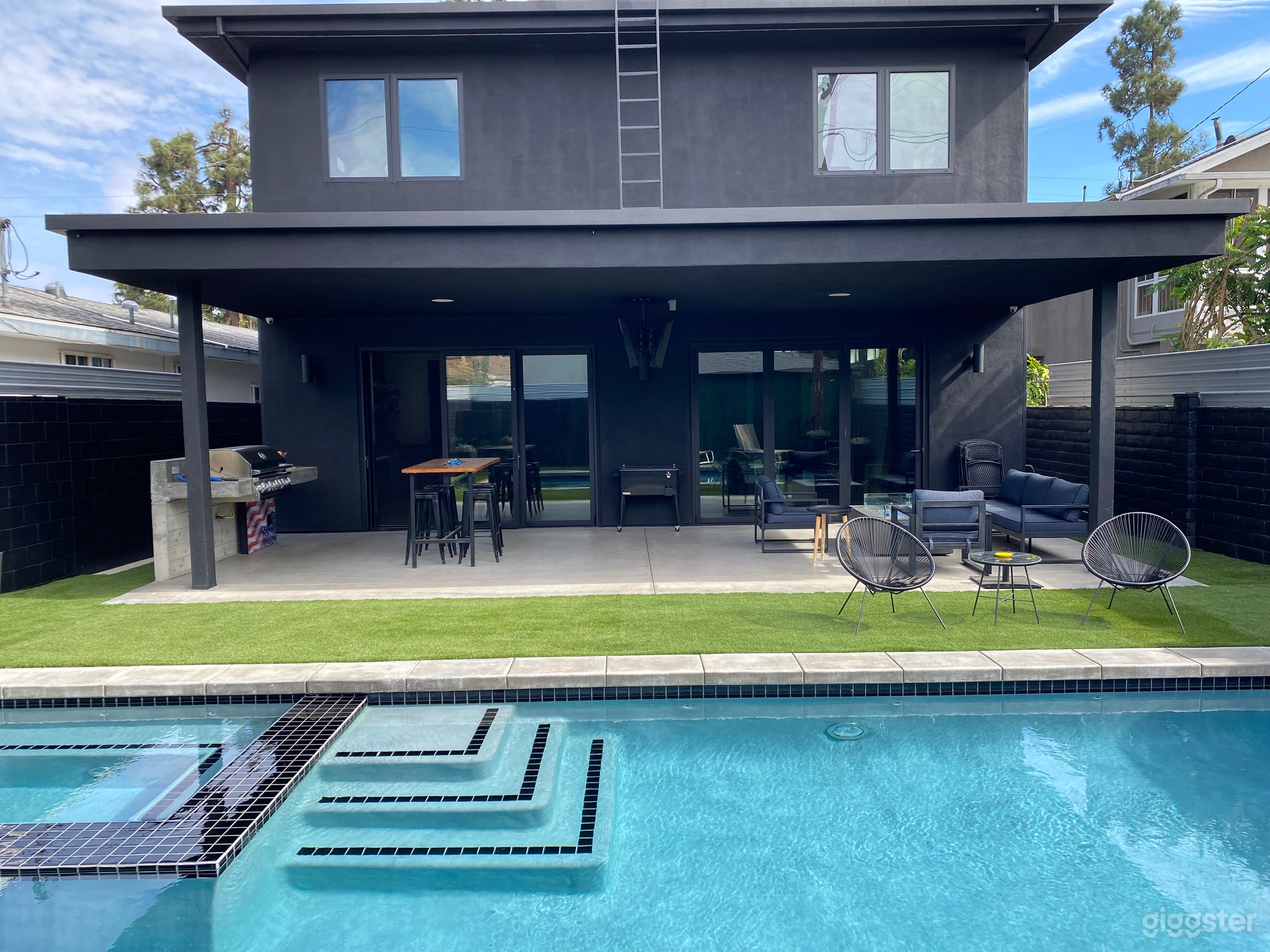 Modern Industrial residence with Pool Photo 4