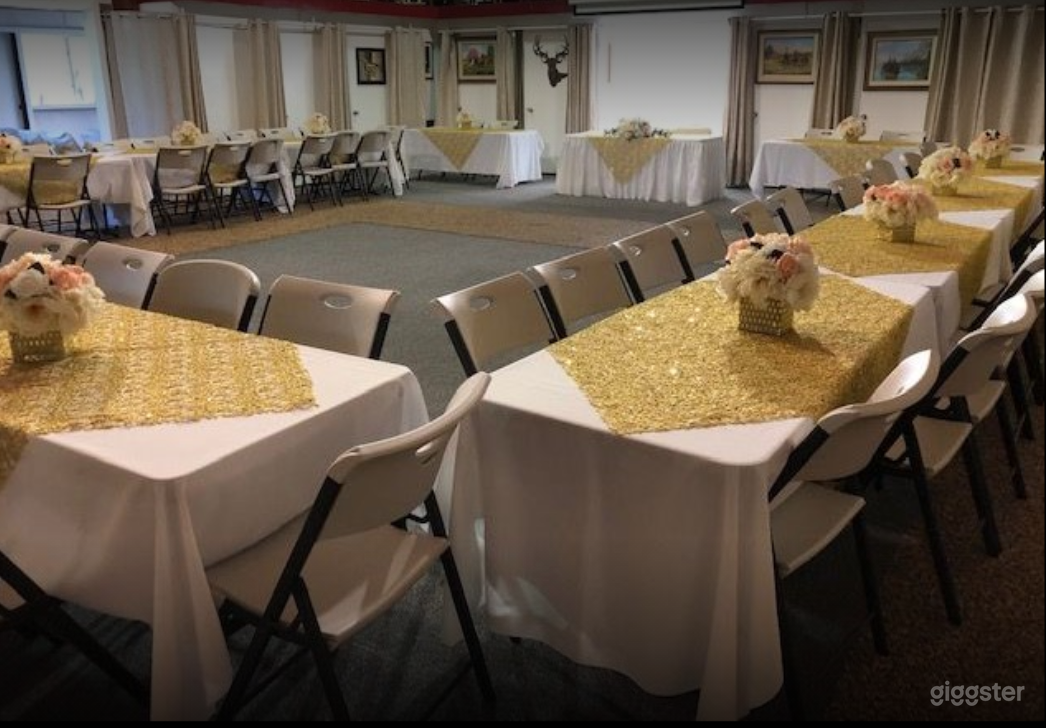  Warm and Cozy Indoor Dining Space for Photoshoots Photo 3