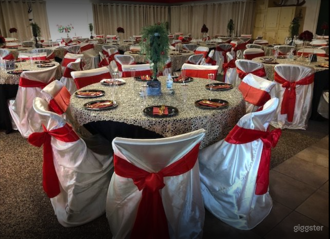  Warm and Cozy Indoor Dining Space for Photoshoots Photo 2