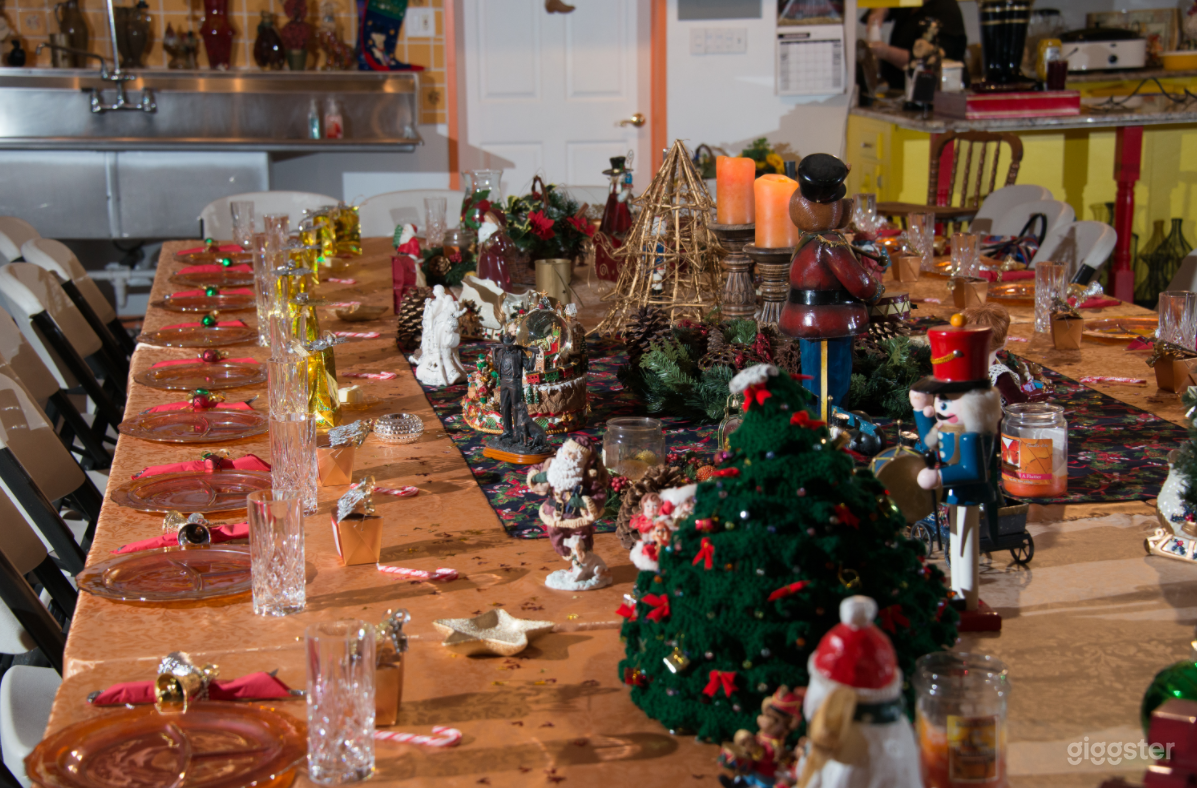  Warm and Cozy Indoor Dining Space for Photoshoots Photo 1