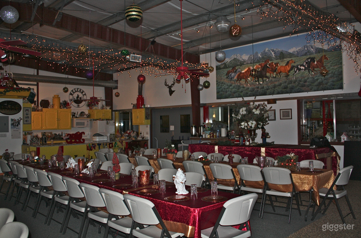  Warm and Cozy Indoor Dining Space for Photoshoots Photo 4