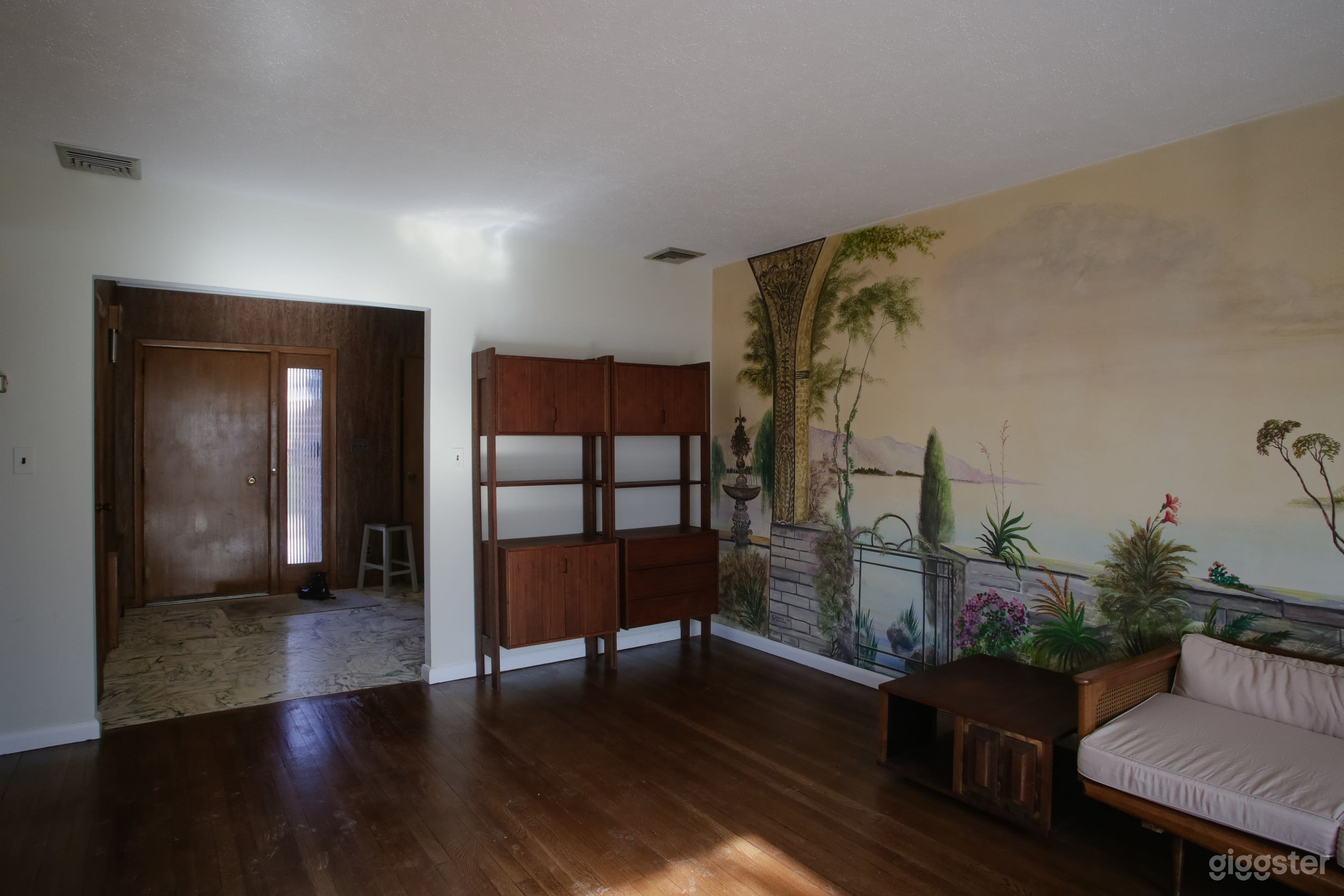 Retro Wallpapered Furnished House, Mid-Century  Photo 4