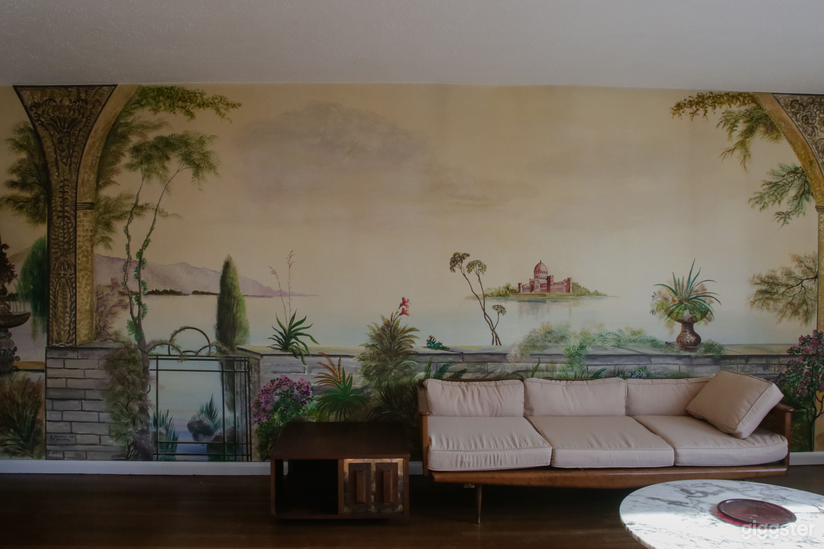 Retro Wallpapered Furnished House, Mid-Century  Photo 3
