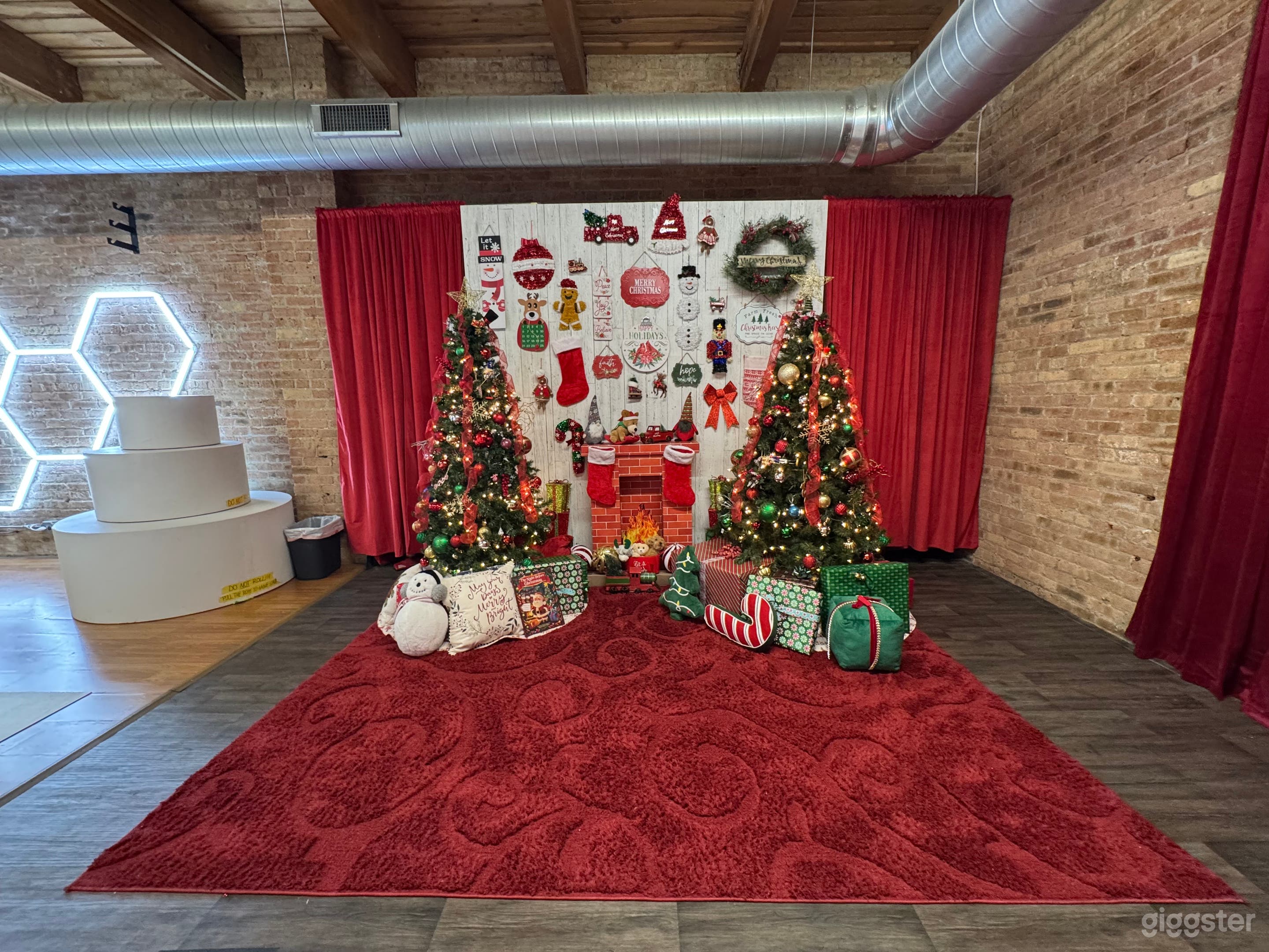 Chicago Photo Studio | Christmas + Halloween Sets & 16ft Cyc Photo 4