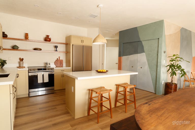  Organic Warm Creative Home w/ Tropical Backyard 