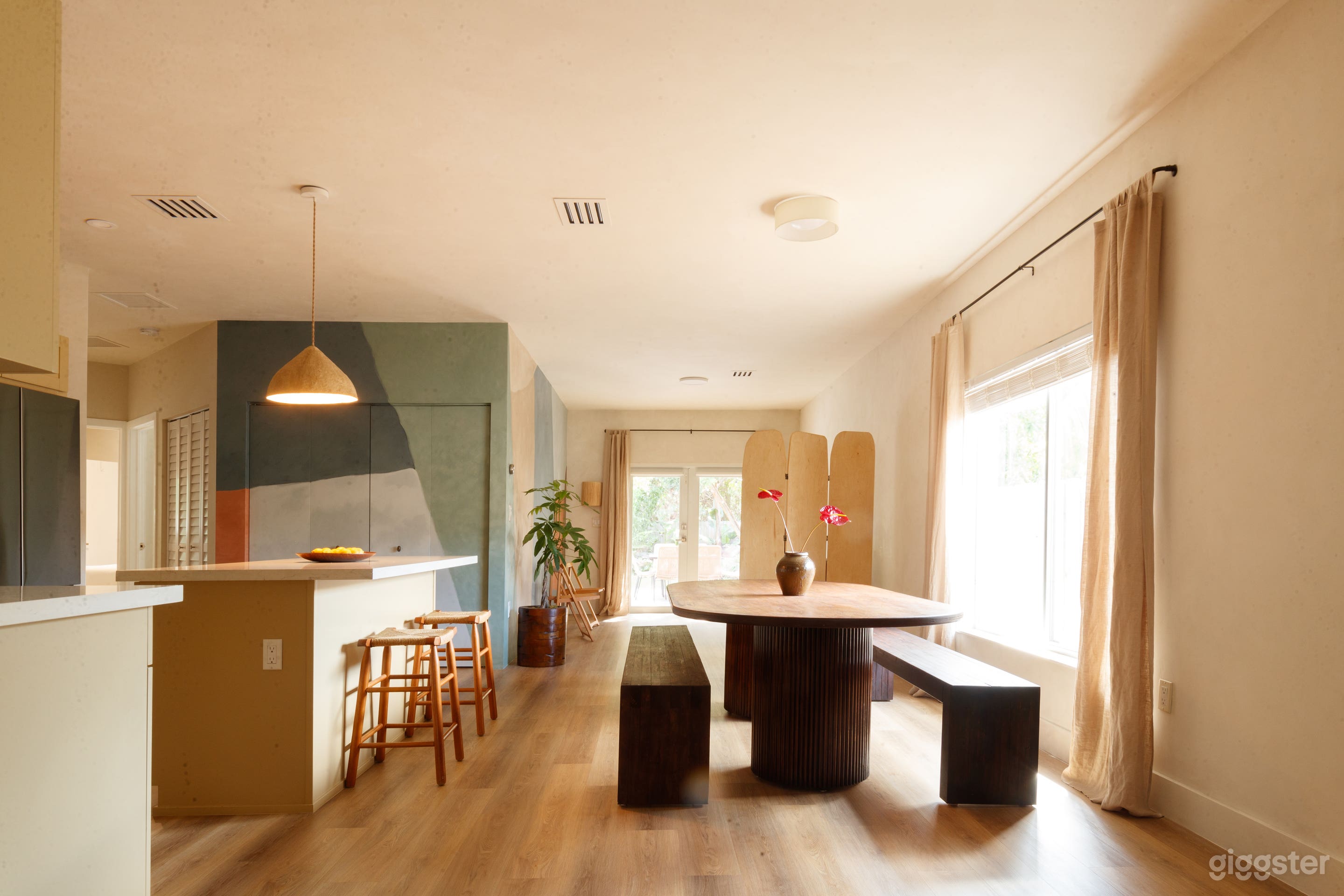 Organic Warm Creative Home w/ Tropical Backyard Photo 2