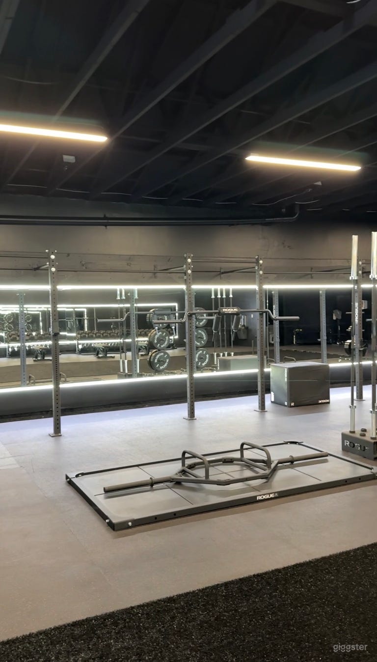  Gimnasio Moderno en el Centro con Equipamiento Premium 
