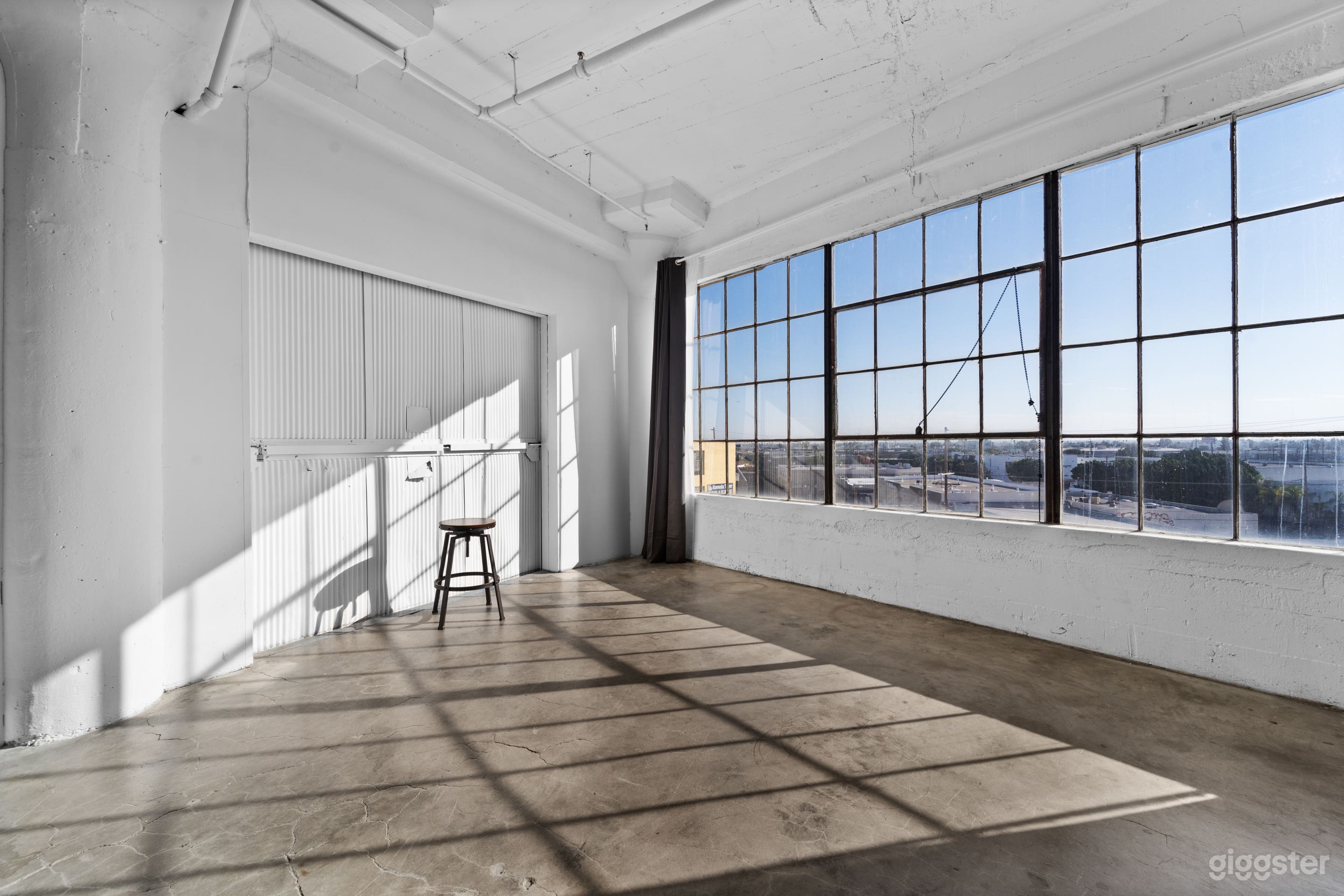 New DTLA Photo Studio w/ Cyc Wall and Free Lights Photo 2