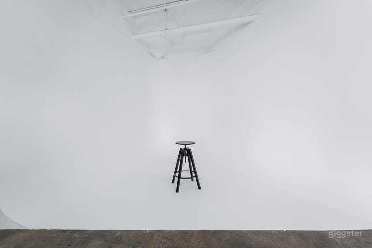  New DTLA Photo Studio w/ Cyc Wall and Free Lights 