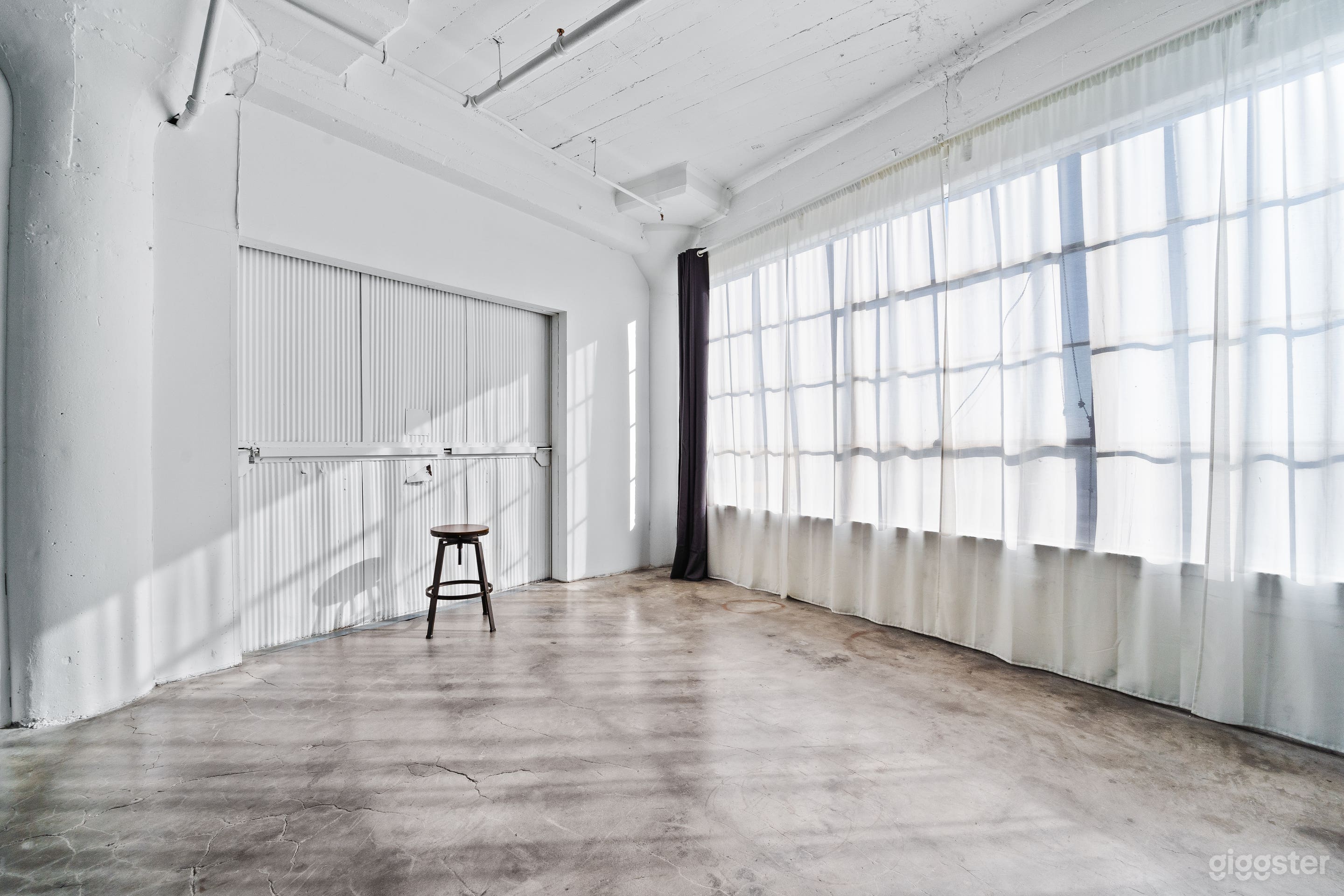 New DTLA Photo Studio w/ Cyc Wall and Free Lights Photo 3