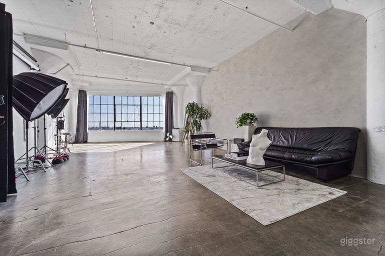  New DTLA Photo Studio w/ Cyc Wall and Free Lights 