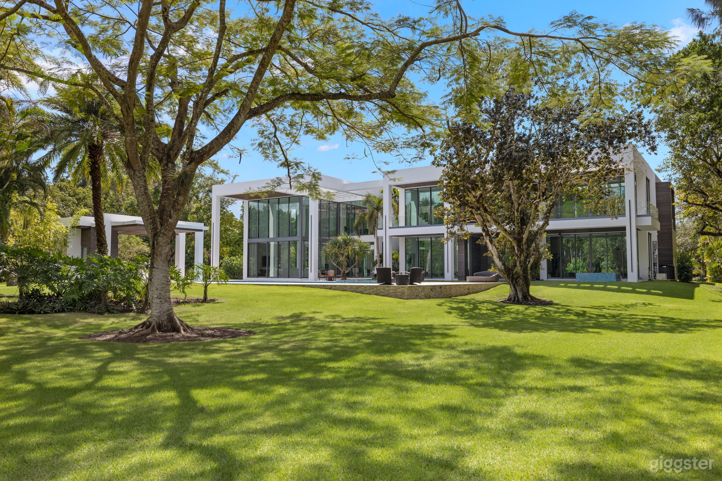 Luxury Modern Estate Photo 4