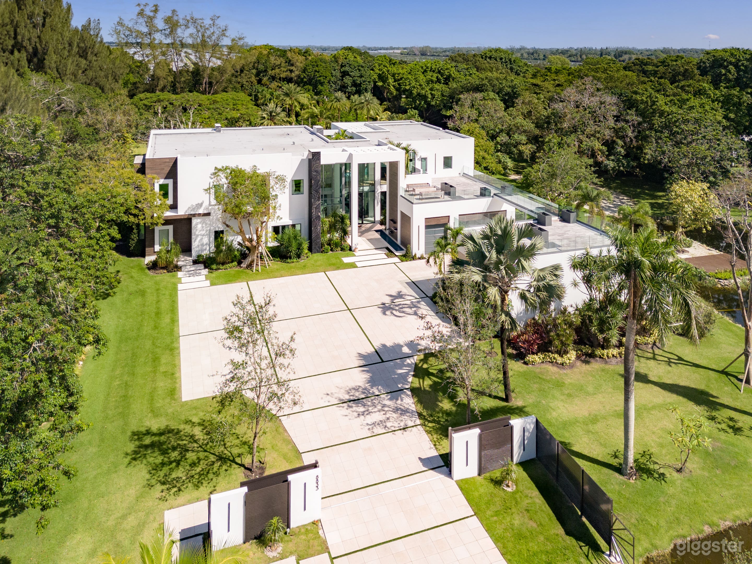 Luxury Modern Estate Photo 1