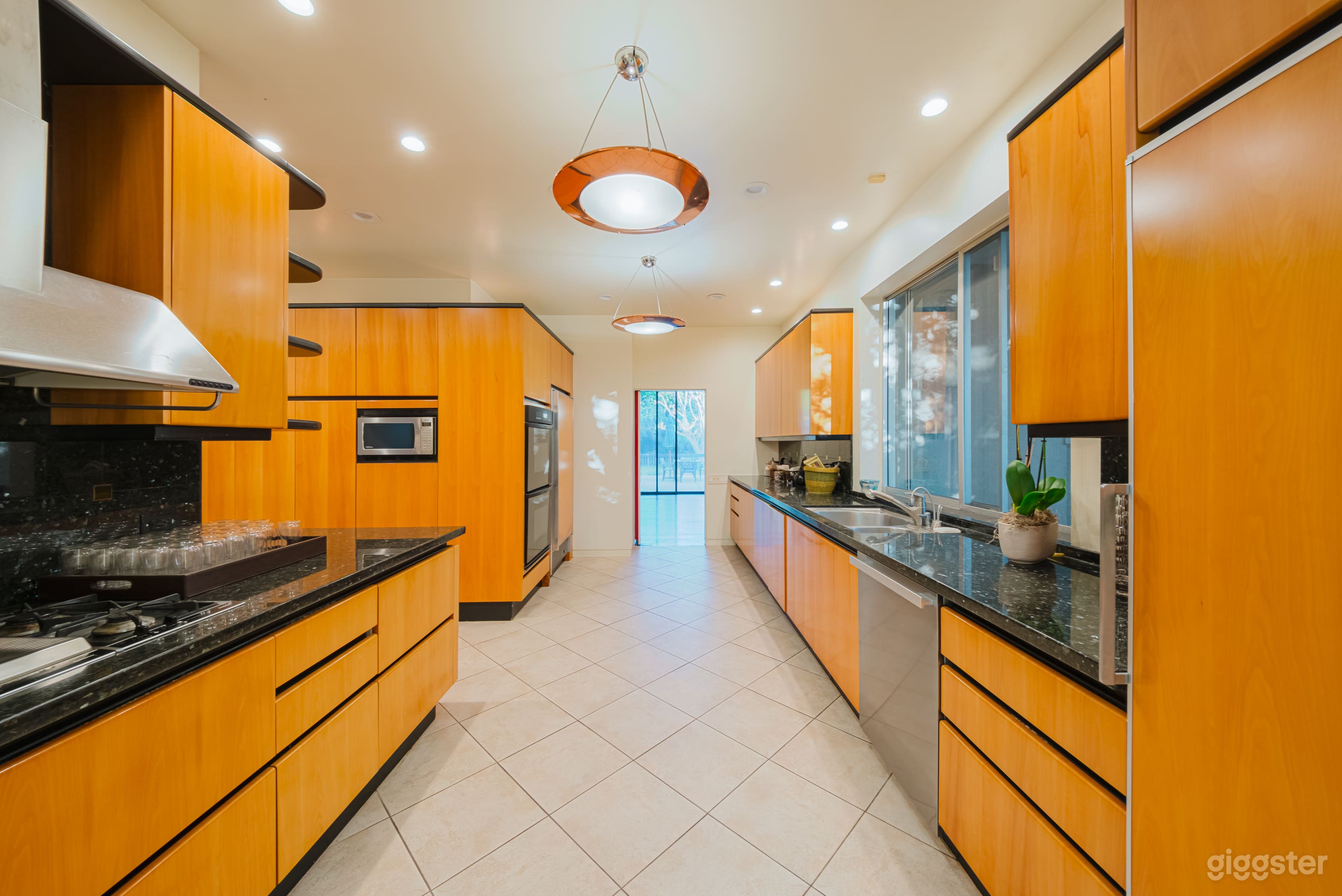 TIMELESS BEVERLY HILLS OASIS WITH POOLSIDE GRANDEUR Photo 3