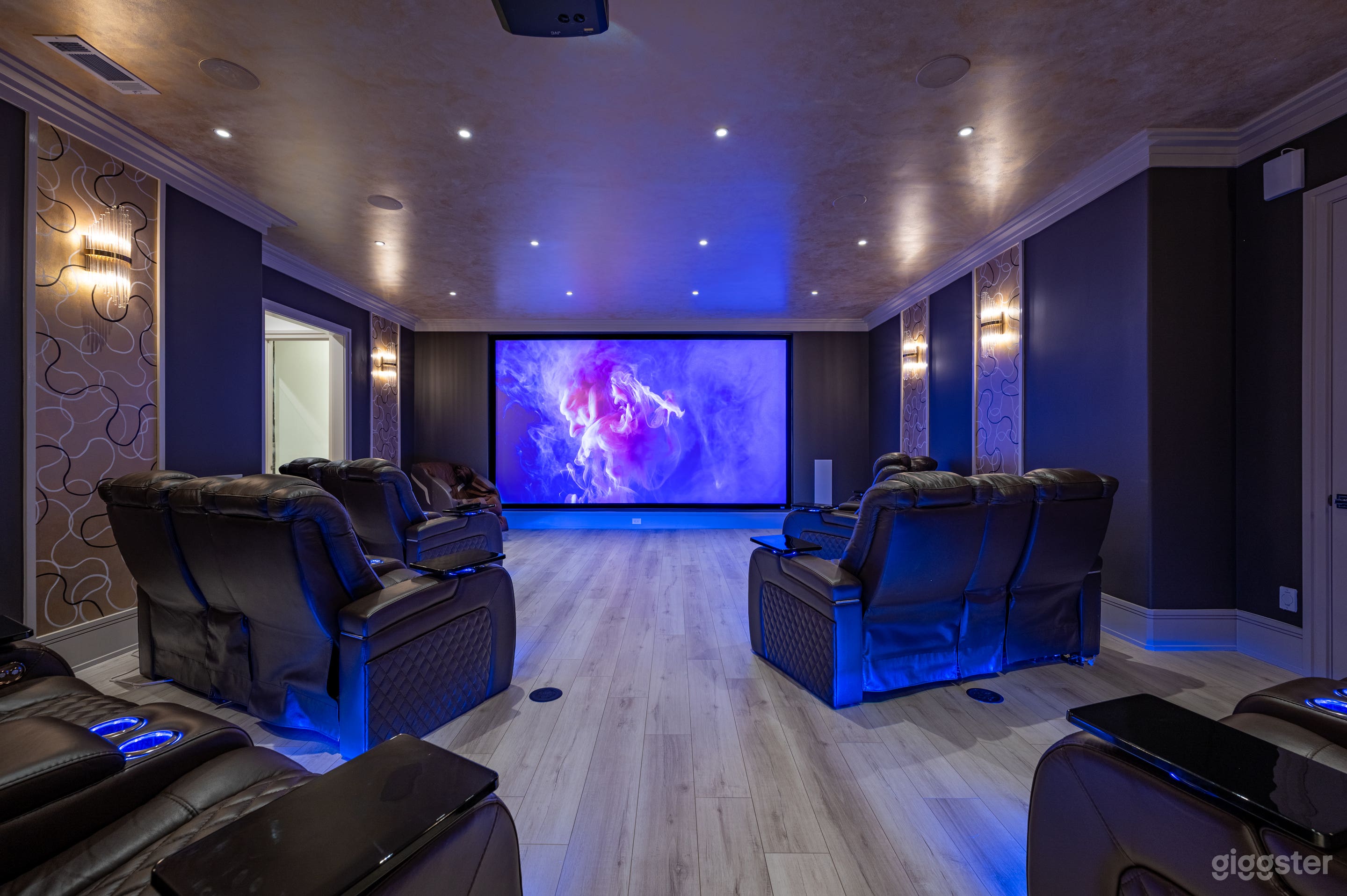 Luxurious Modern Mansion with Entertainer's Resort style Poo Photo 4
