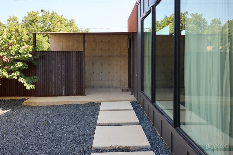  Modern Organic with an Artful Edge 