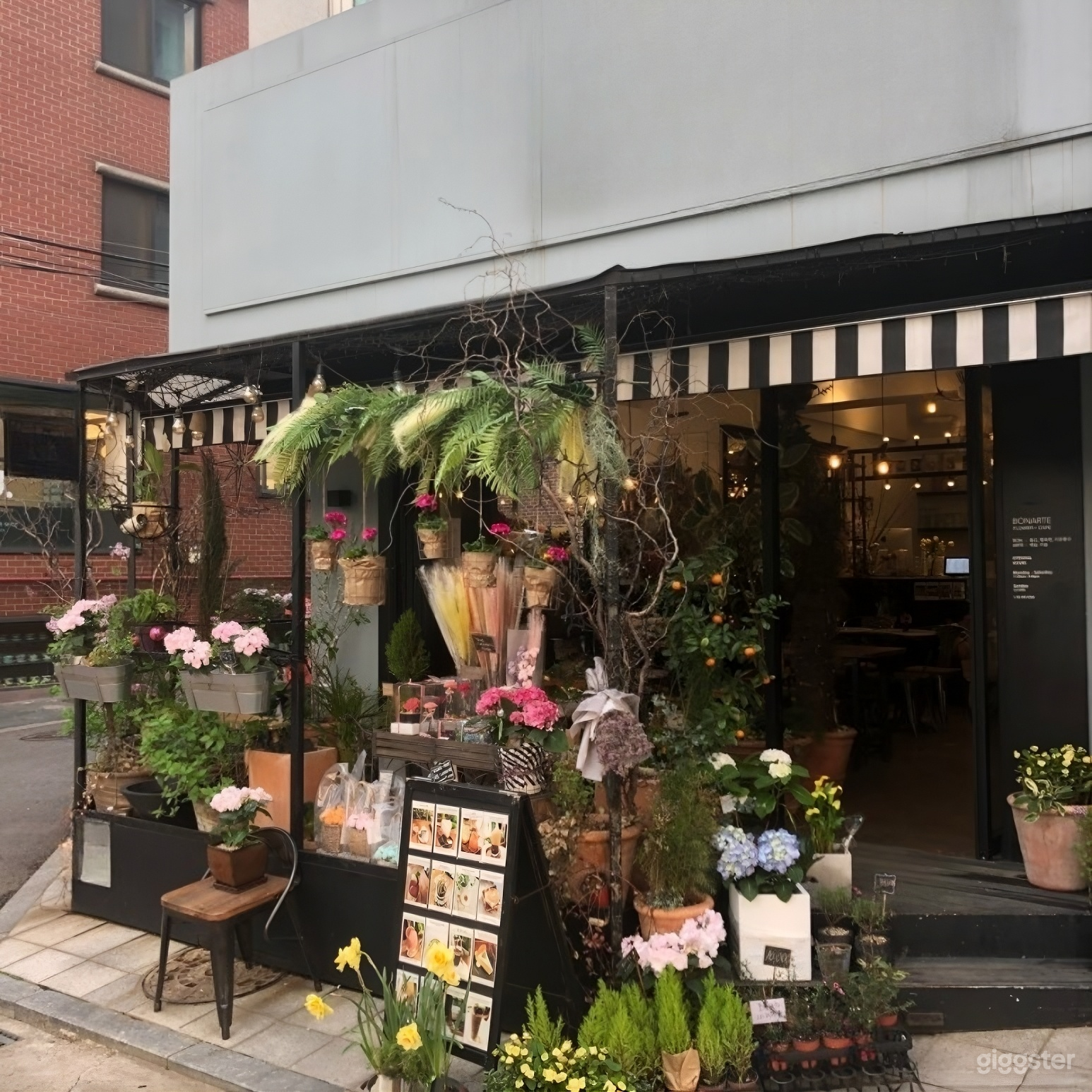 로맨틱하고 고급스러운 플라워 카페 Photo 1