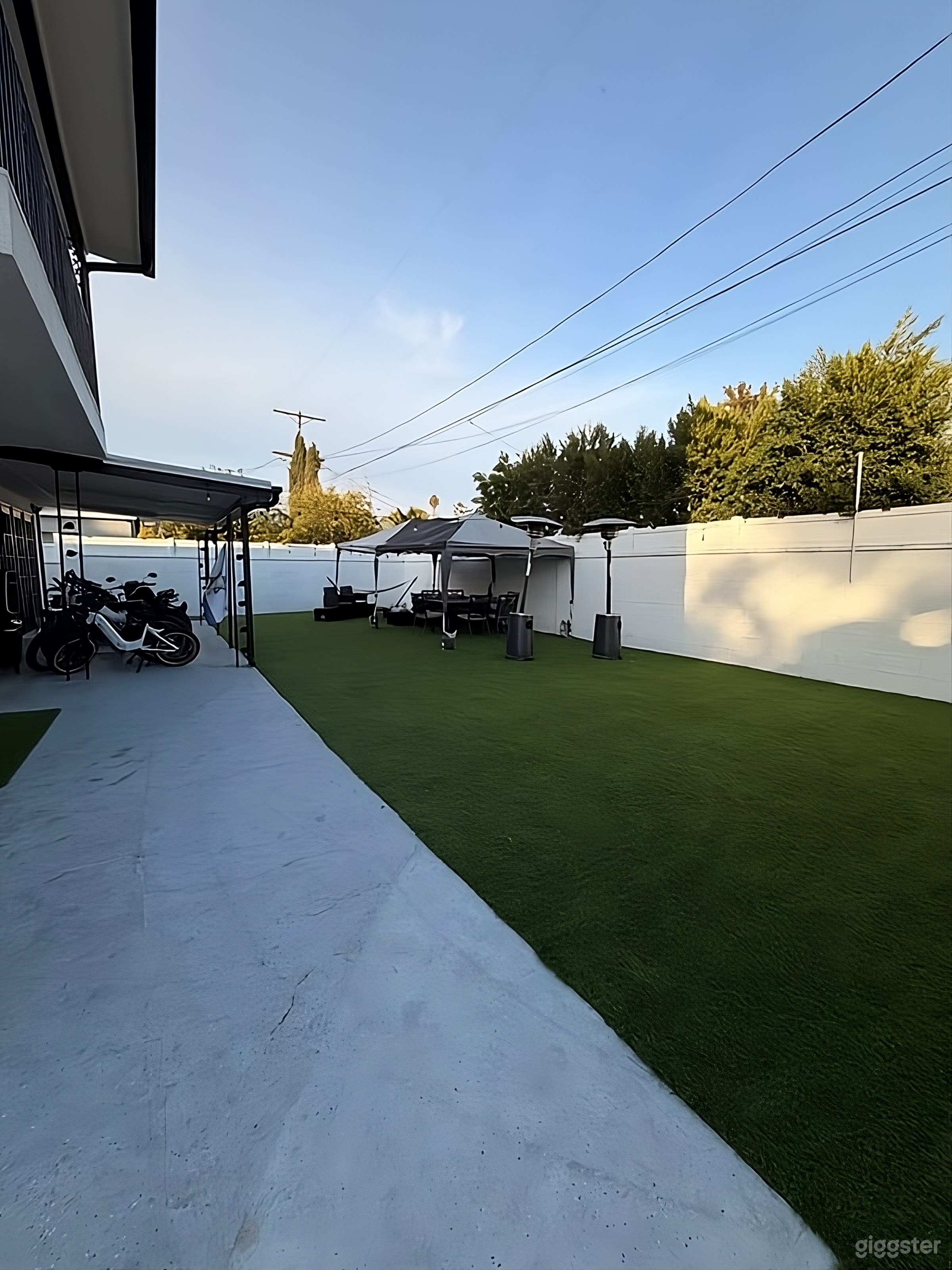 Private Urban Backyard Retreat Photo 2