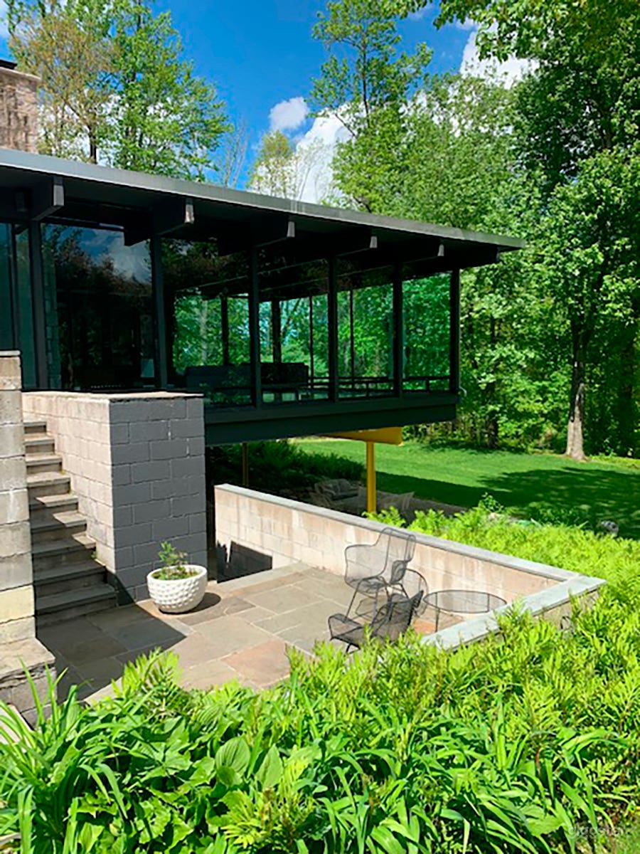 Modern suburban home: Location 5227 Photo 4