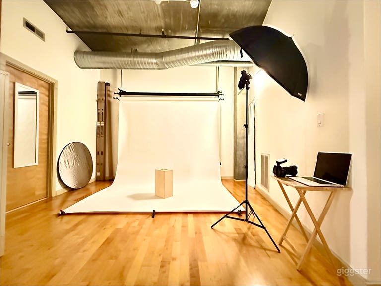  Minimalist Photo Studio w/ Cozy Lounge 