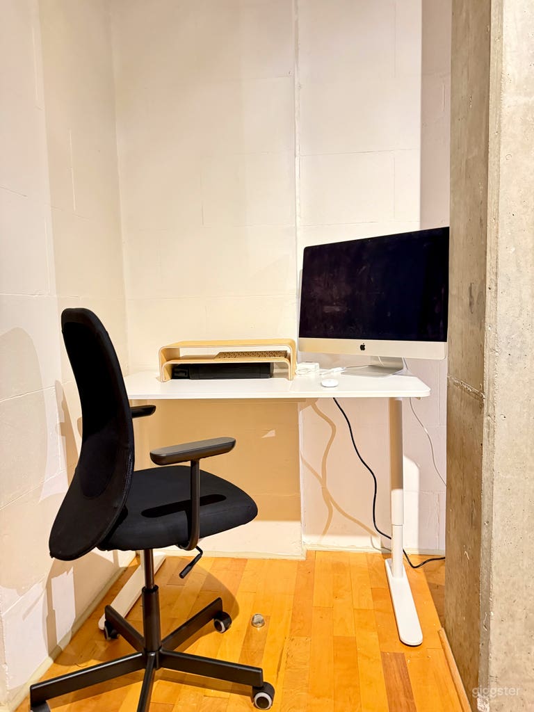  Minimalist Photo Studio w/ Cozy Lounge 