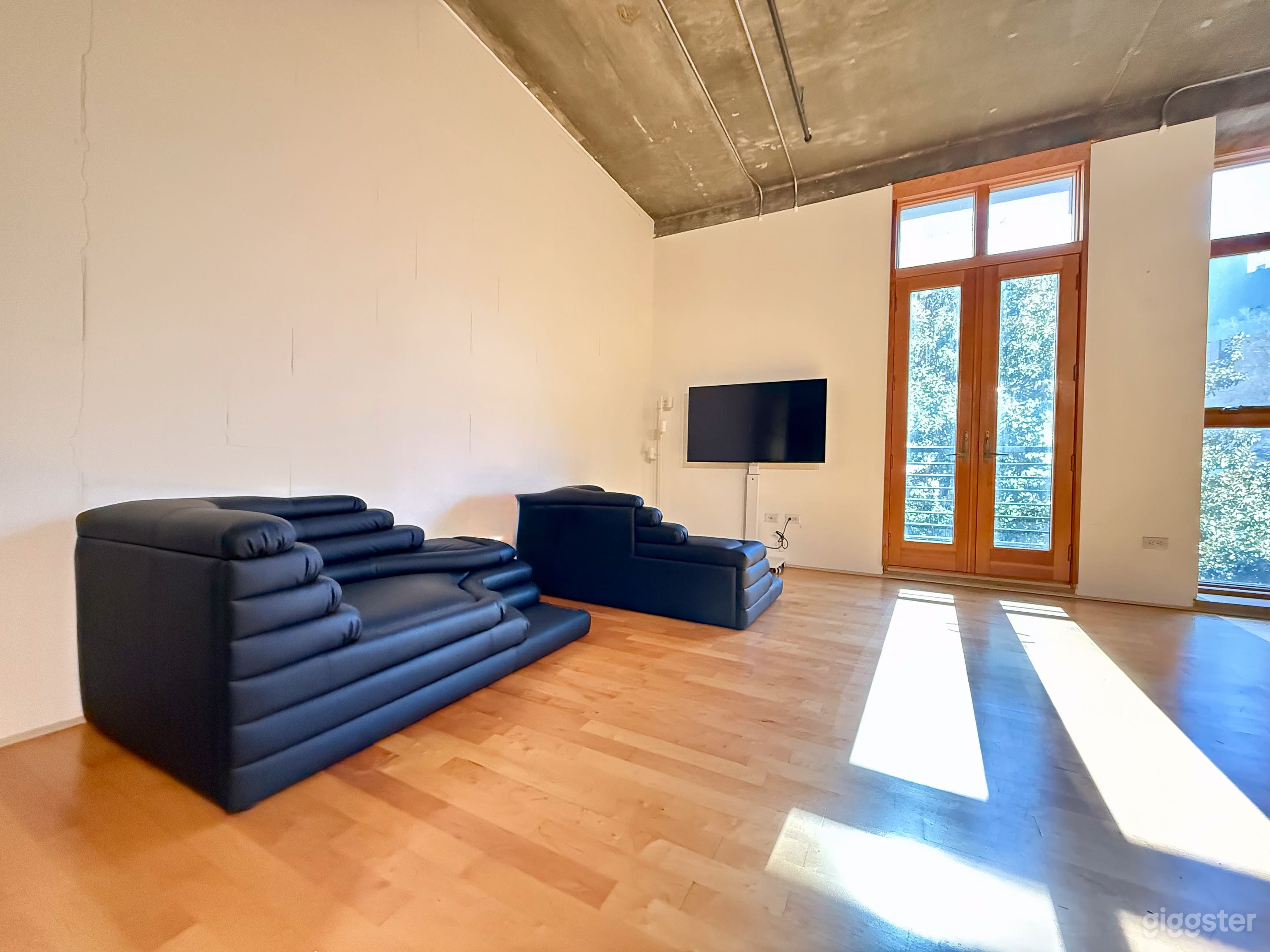 Minimalist Photo Studio w/ Cozy Lounge Photo 4