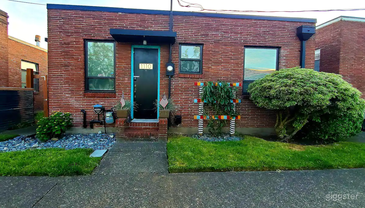 Mid-Century Modern Home with Yoga Room Photo 3