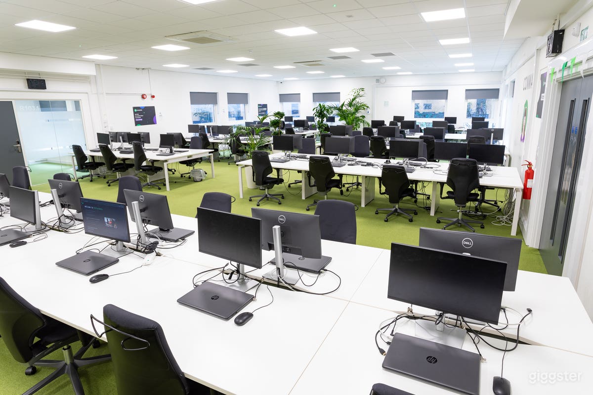 Large Computer/Conference Room - Regents Park Photo 3