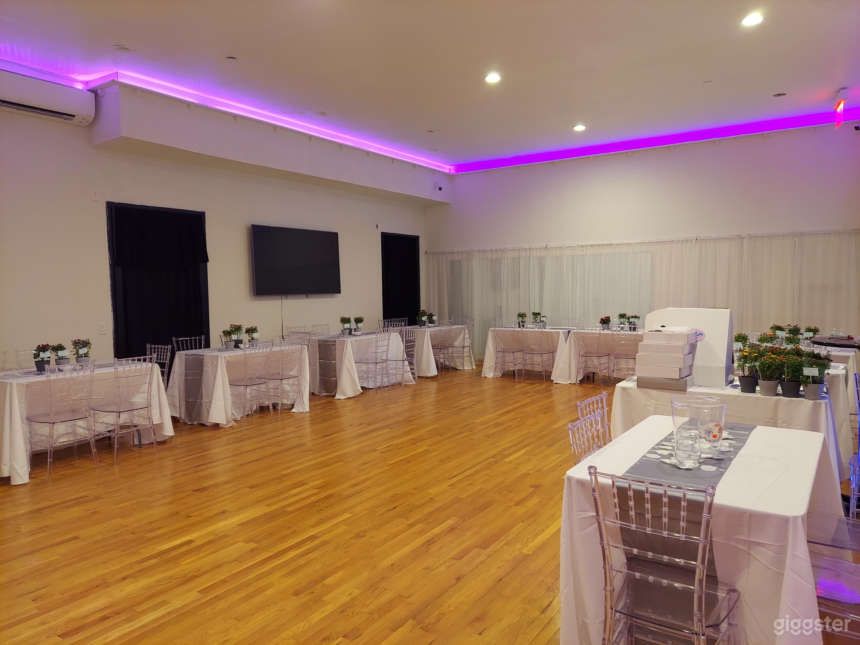 Ground floor at the edge of Williamsburg  Photo 1