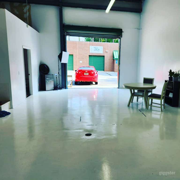  Espace de 750sq ft peint tout en blanc pouvant être dégagé sur demande. 