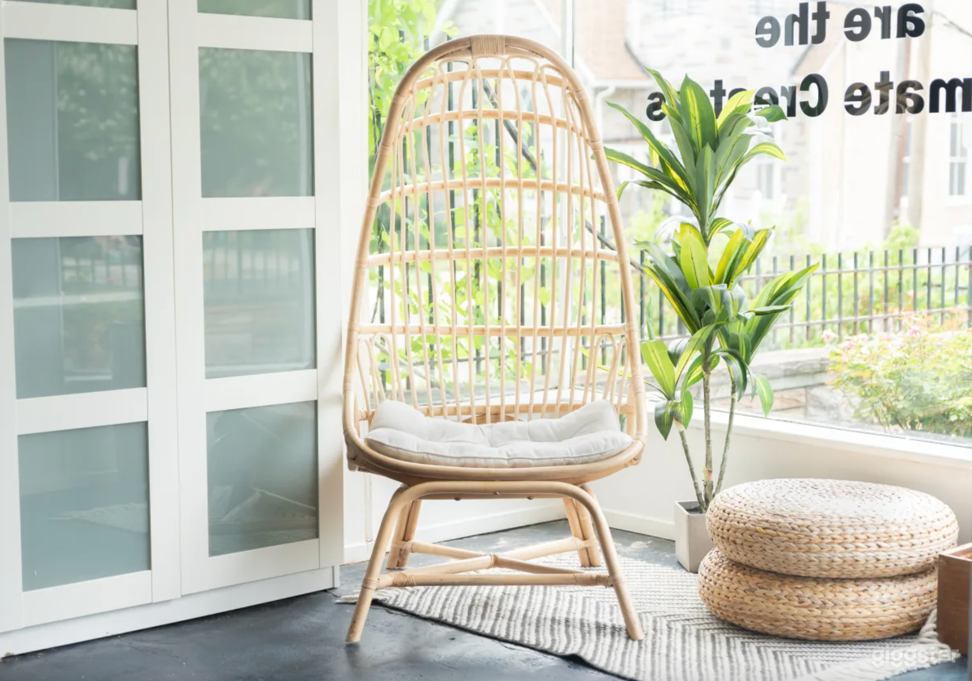 Minimalist Studio Perfect for Content Creators Photo 4