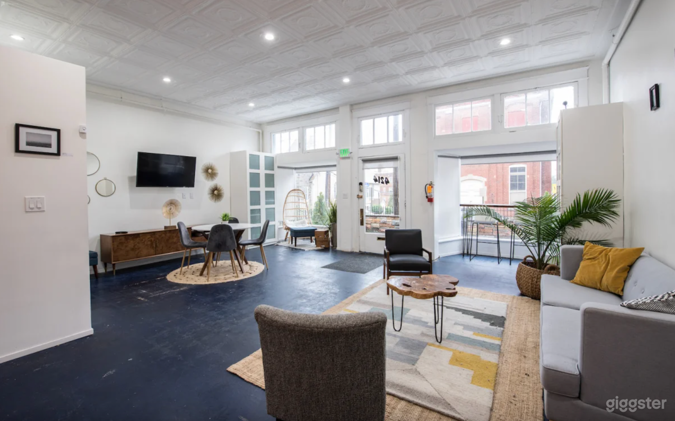 Minimalist Studio Perfect for Content Creators Photo 2