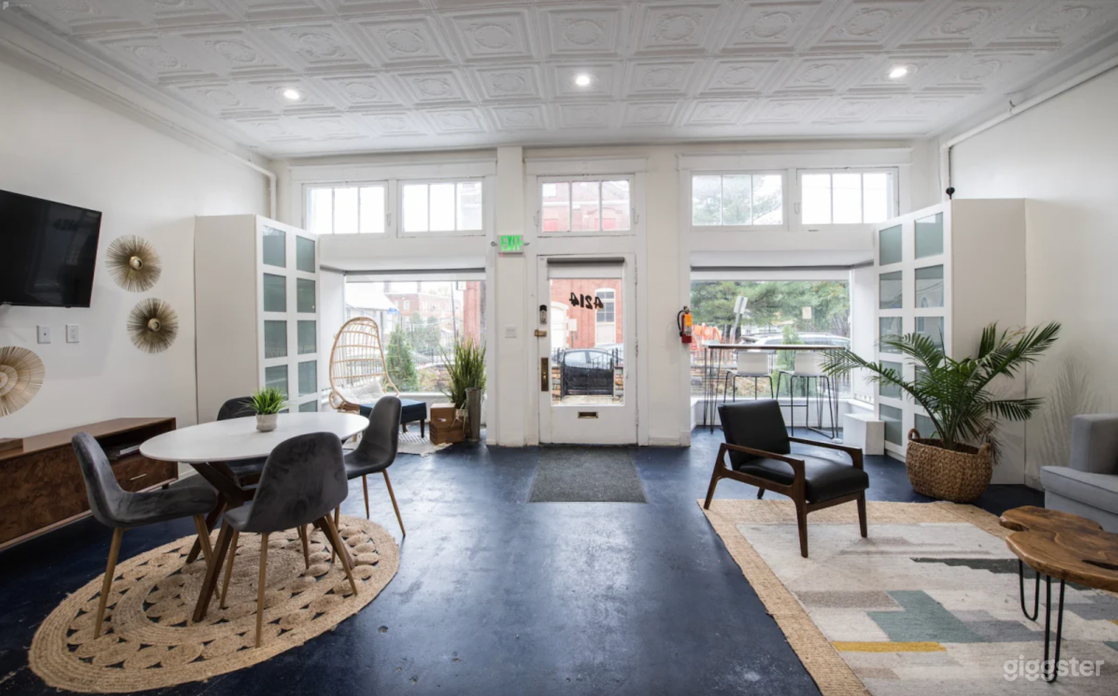 Minimalist Studio Perfect for Content Creators Photo 1