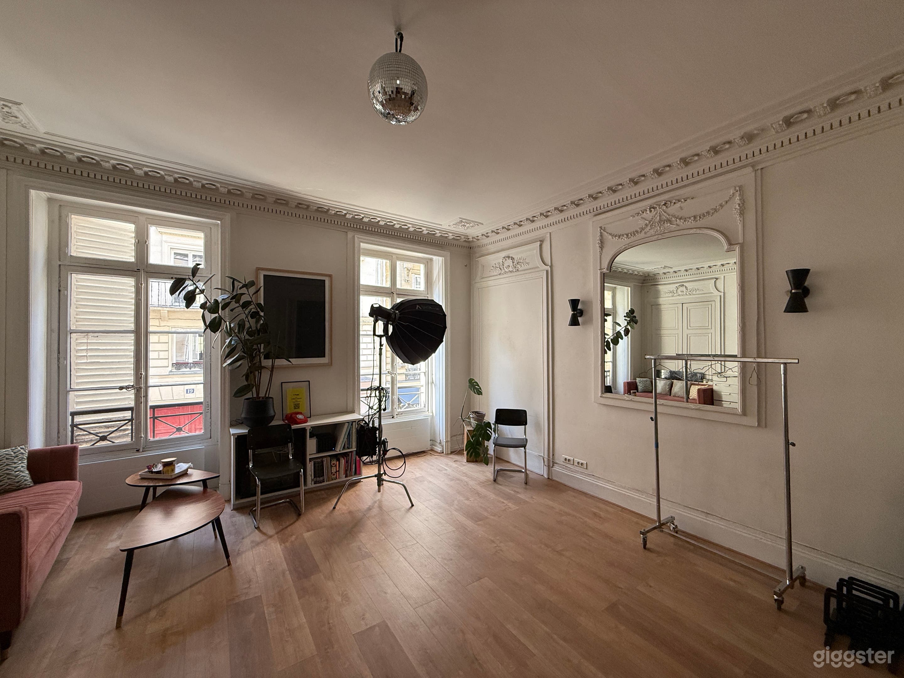 Photo Studio in Paris – Natural Light, Cyclorama & Full Prod Photo 1