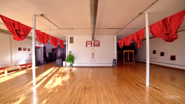  Spacious Event Studio w/Natural Light + Wood Floor 