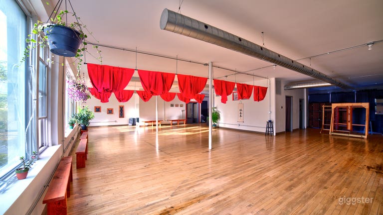  Spacious Event Studio w/Natural Light + Wood Floor 