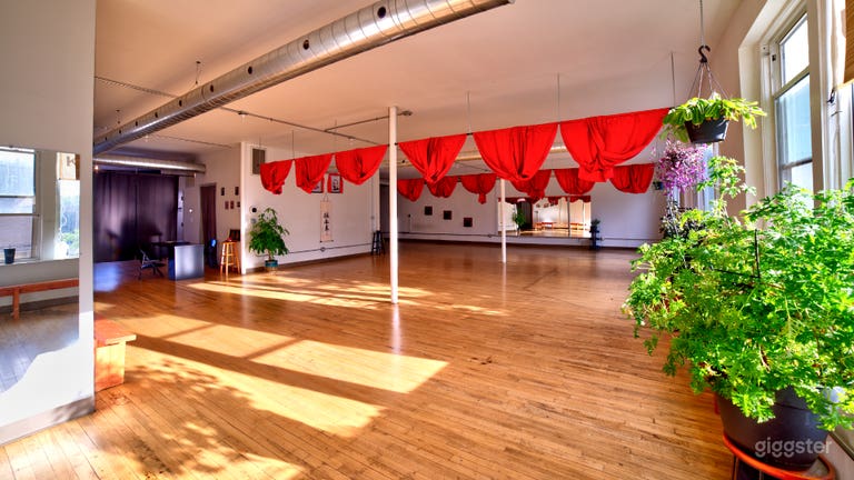  Spacious Event Studio w/Natural Light + Wood Floor 