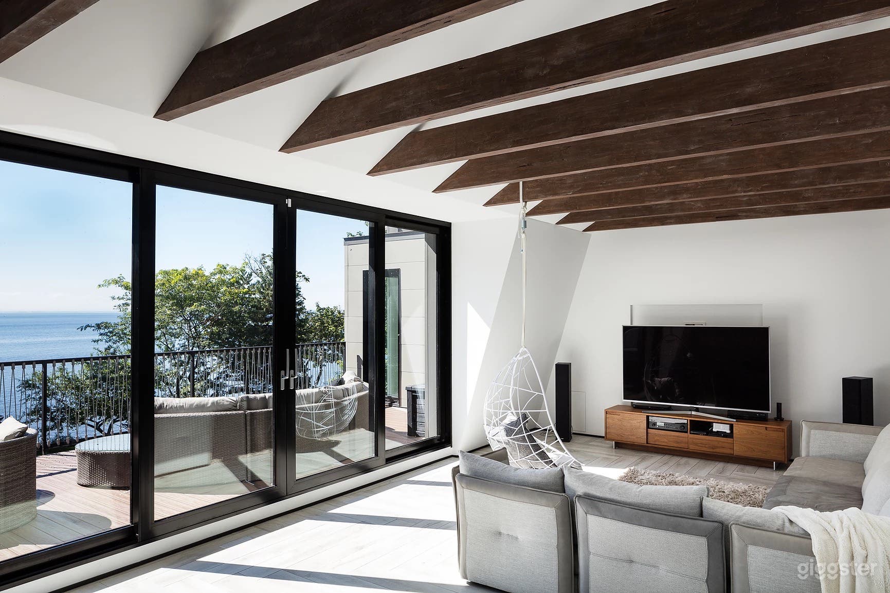 Montreal Waterfront Unique Open Concept Modern House Photo 3