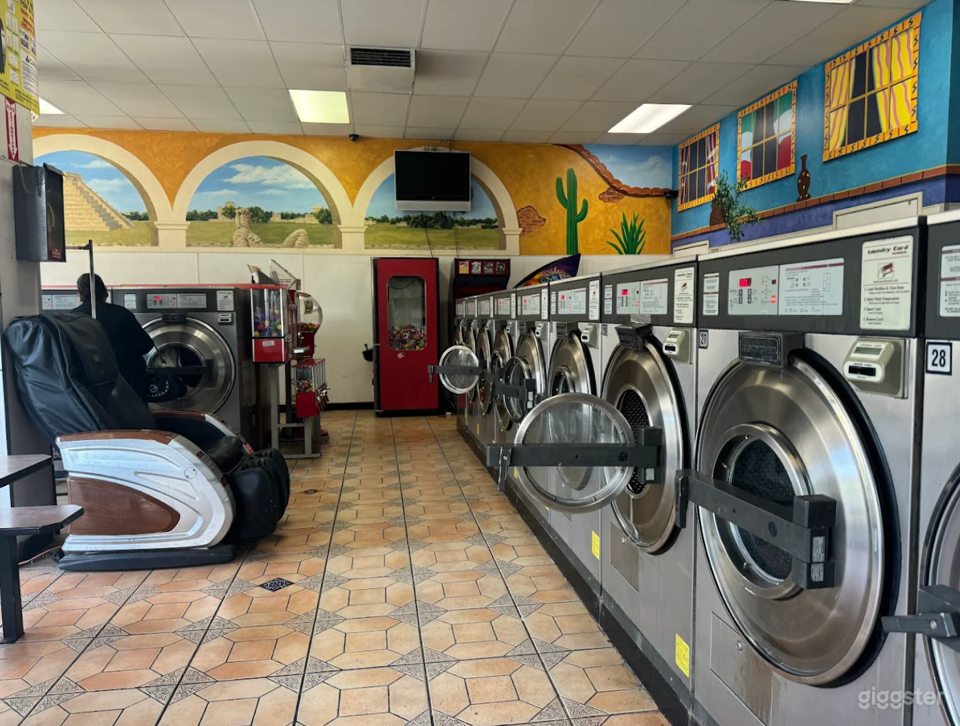 Classic Community Laundromat in Paramount City Photo 4