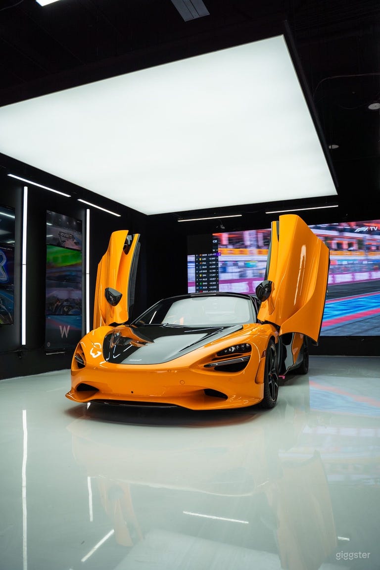  Vancouver Creative Studio - VFX Wall & 15' Softbox 