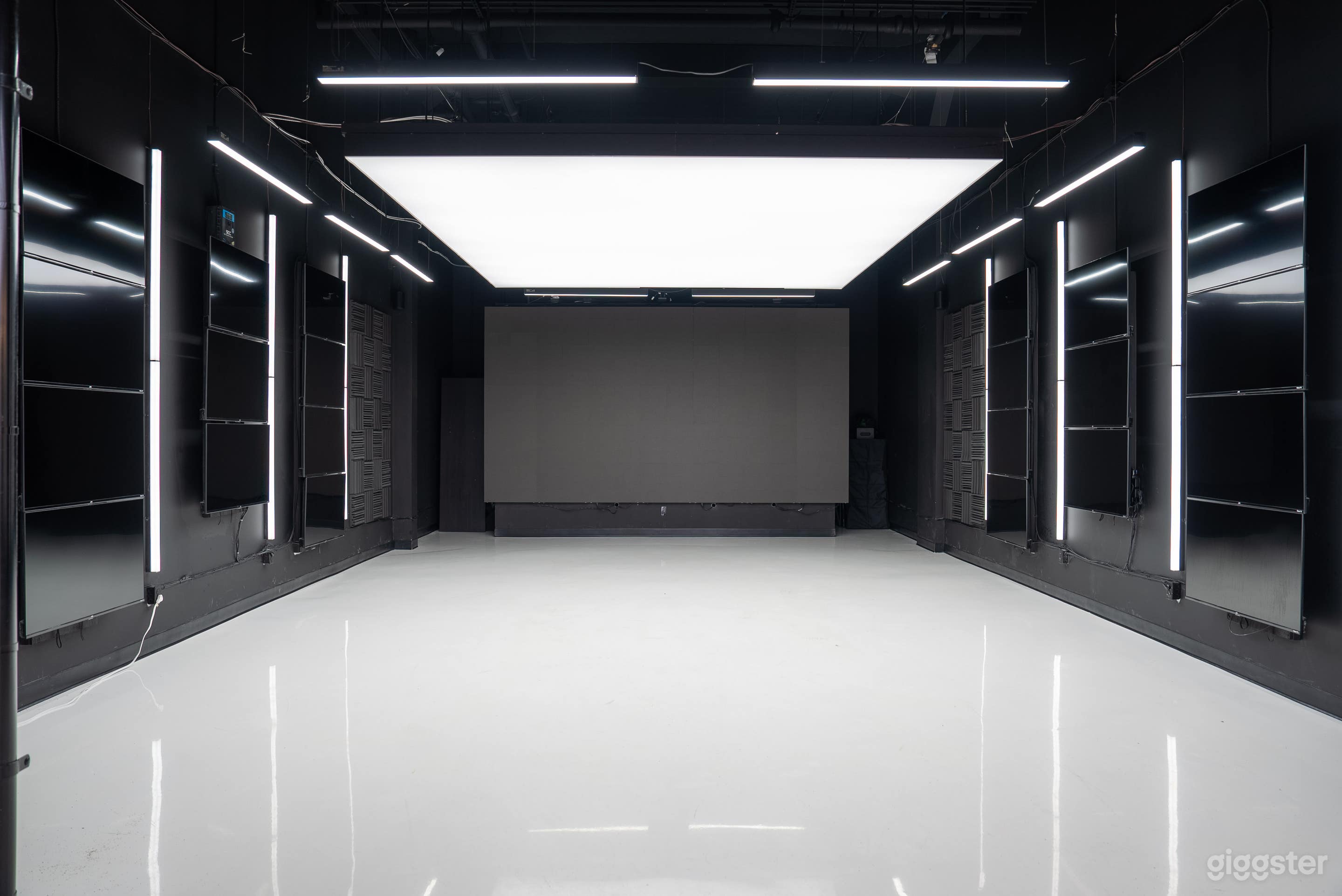 Vancouver Creative Studio - VFX Wall &amp; 15' Softbox Photo 1