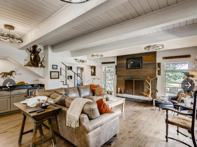  Main house livinroom 