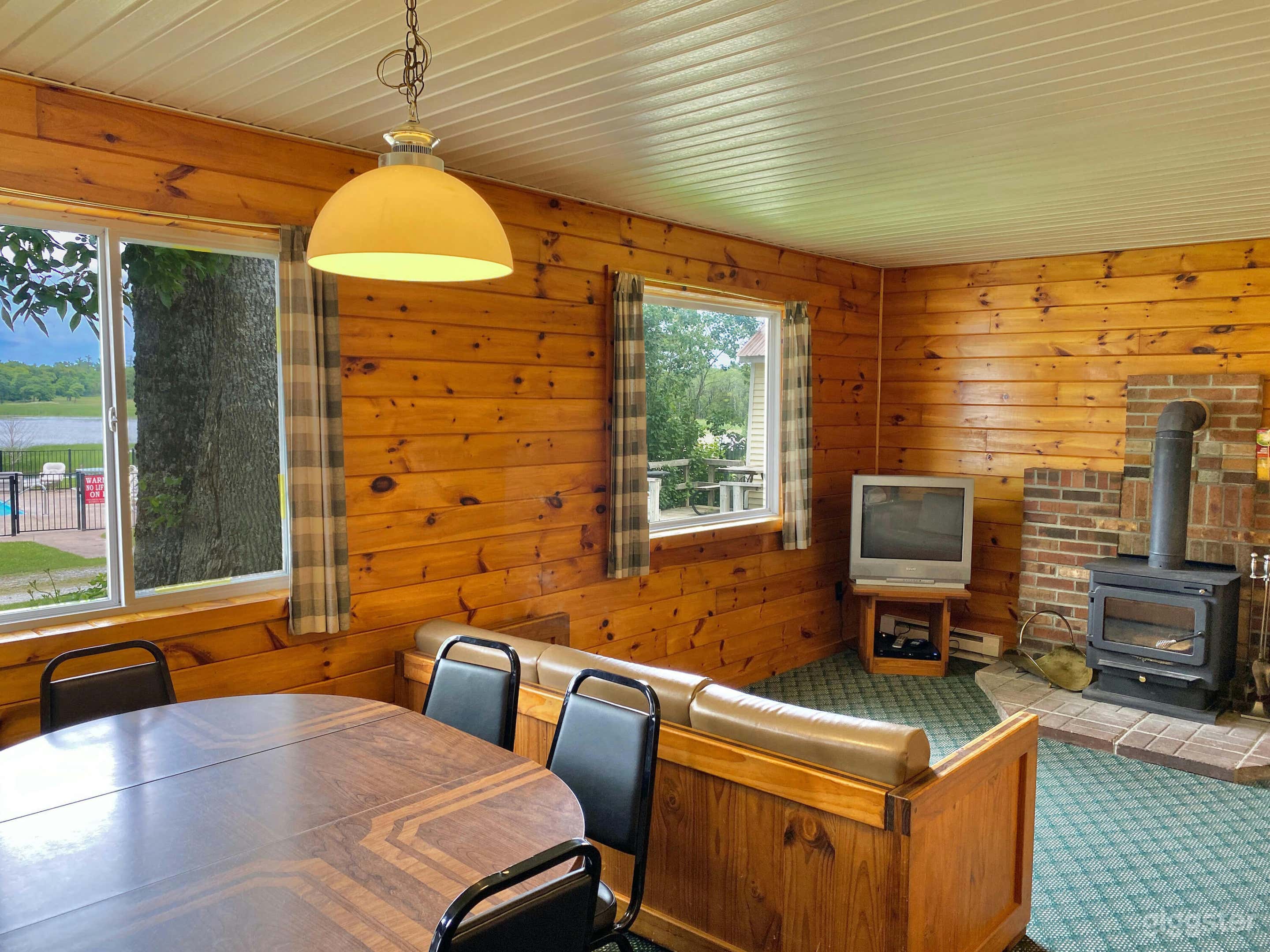 Drummond Lakeside Cabins Photo 2