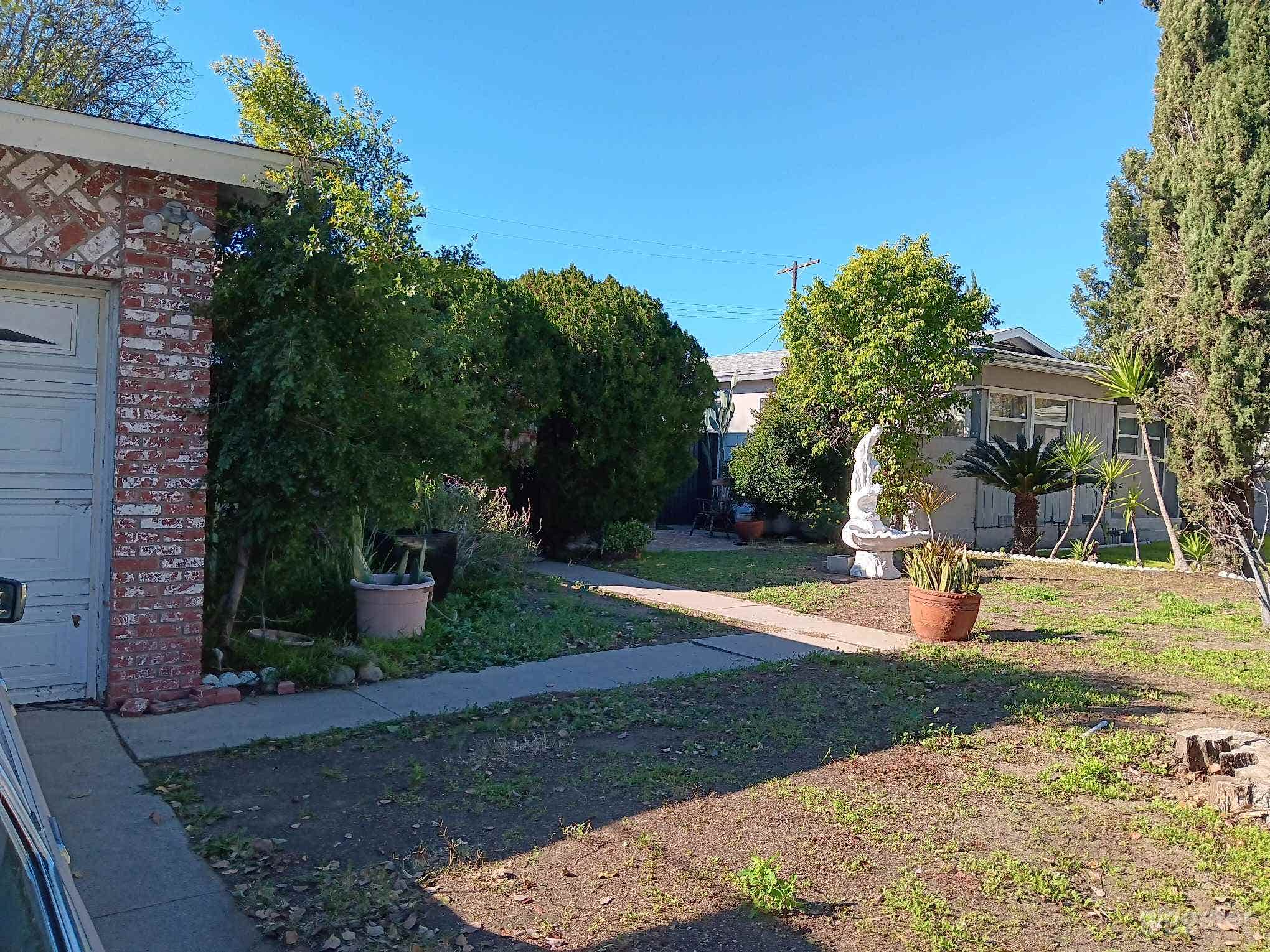 Front Porch with Front Yard and Fountain Photo 3